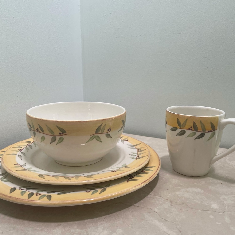 Sold ✅ Crate and Barrel set of 10 Dinner & Desert plates, 9 Bowls and 6 Mugs ✨🔥